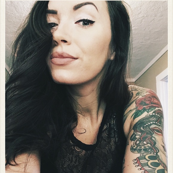 Meet your Posher, Amanda - Picture 2 of 3